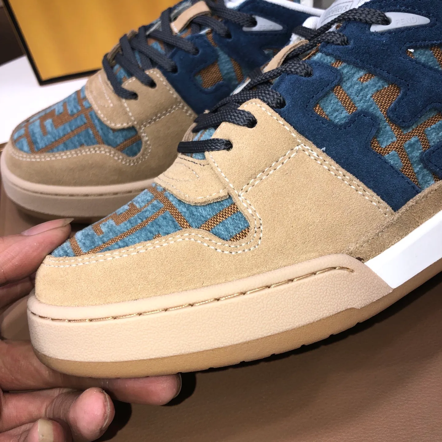 Men's men's shoes 💰600💰 Fendi 2023 latest couple model 🔥 Many 💑 stars have the same style FD match Original one-to-one replica Designer Kim Jones's first sneaker fendi match and Donkey brand Trainer basketball sneakers Material: Original silk leather Lining: Breathable mesh Packaging: Original 1:1 matching high-end packaging Size: Female 35-40 Male 38-44 (45 46. Custom-made (no return or exchange)